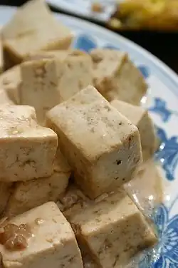 Du tofu coupé en dés,