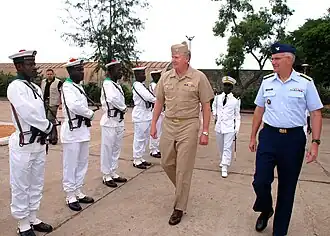 Garde d'honneur de la Marine nationale togolaise pour une visite d'officiers américains en 2007.