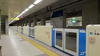 Un quai latéral.