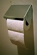 Distributeur à couvercle facilitant la découpe, optimisé pour un déroulement « par-dessus ».