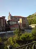 Le palais Idiakez, le moulin, et l'église de Santa Maria.