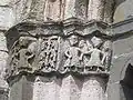 Détail d'un des chapiteaux sculptés du portail.
