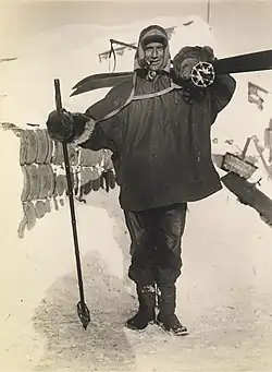 Photographie en noir et blanc de Tom Crean chaudement habillé.
