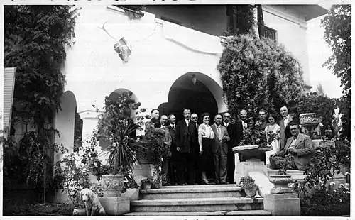 Une réunion d'amis et de famille au manoir de Păulești en 1937.