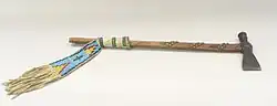 Tomahawk sioux (fin du XIXe siècle-début du XXe siècle), au Brooklyn Museum.