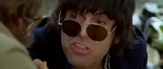 C'est l'acteur Tomás Milián (ici dans le rôle de Giulio Sacchi dans La Rançon de la peur en 1974) avec un physique « à la Che Guevara » avec barbe et cheveux bouclés qui incarne Poubelle.
