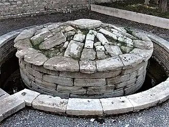 Tombeau de Ménécrate&nbsp;(en), vers 600 av. J.-C., près duquel fut trouvé le Lion.