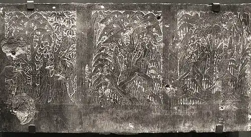Stèle funéraire d'un groupe de deux. Date probable : 500-535. Incisions sur pierre. H. 50,2 x L. 99,1 x P. 7,6&nbsp;cm. AAM