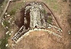 Tombe des géants d'Osono en Sardaigne en forme de tête de taureau du IIe&nbsp;millénaire&nbsp;av. J.-C.