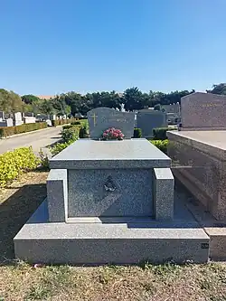 La tombe de Jean Cau.