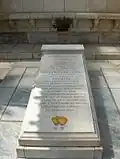 Gros plan de la tombe de Louis-Édouard Cestac à Notre-Dame du Refuge.