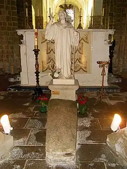 Statue et sarcophage de saint Gildas.