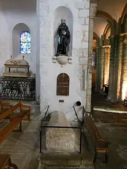 Statue et sarcophage de saint Goustan.