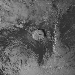 Image satellite de l'éruption de Hunga Tonga avec les restes du cyclone tropical Cody au sud-ouest tard le 15 janvier 2022.