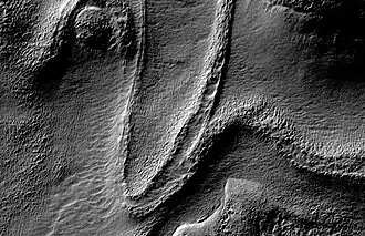 Glacier en forme de langue par 31,41°&nbsp;S et 112,65°&nbsp;E dans la région d'Hellas Planitia.