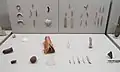 Ornements (dont : bracelets de coquillage), et pierre à aiguiser