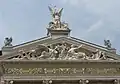Le Génie avec la torche et d'autres statues au-dessus de l'entrée principale