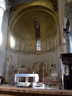 La Vierge et l'Enfant, XIIIe&nbsp;siècle, les douze apôtres, XIIe&nbsp;siècle : mosaïques de l'abside. Deux gradins et siège de l'évêque, VIIe&nbsp;siècle, marqueterie de marbre.
