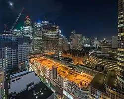 Financial District depuis la Pantages Tower. Avec à gauche la Massey Tower en construction, puis le Scotia Plaza (275 m), Centre Eaton Toronto en bas, First Canadian Place (355 m), Cadillac Fairview Tower, l'ancien hôtel de ville de Toronto, l'hôtel de ville de Toronto et à droite la rue Yonge.
