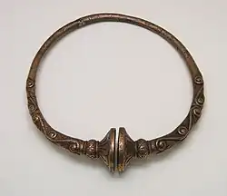 Torque à tampons en bronze, trouvé à Somme-Suippe dans la Marne, fin du IVe&nbsp;siècle&nbsp;av. J.-C. (Musée Saint-Remi à Reims).