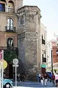 La Tour d'Abd el Aziz, construite par les Almohades vers le milieu du XIIe&nbsp;siècle. Elle se trouve du côté impair de l'avenue, à proximité des Archives générales des Indes.