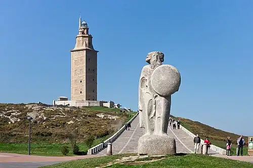 La tour d'Hercule et la statue de Breogán.