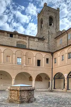 Torre del Passero Solitario chanté par Giacomo Leopardi et le cloître sant'Agostino.