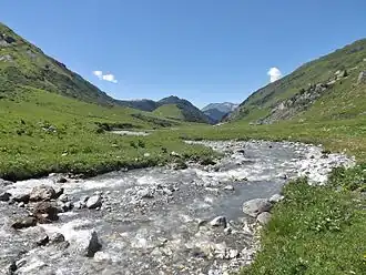 Le torrent de la Gittaz, alimentant le barrage (situé ici à environ en amont).