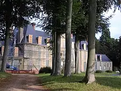 Le château en façade, rue Saint-Sulpice.