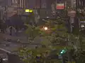 Manifestants faisant front devant les forces de police la soirée du 6 août 2011, aux alentours de 22 h.