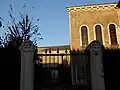 Le portail (cadenassé). Celui-ci est classé aux monuments historiques tout comme la synagogue.