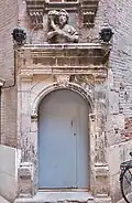 Porte de la tour d'escalier de l'hôtel de Brucelles (1544).