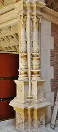 Bernuy : Colonnes-candélabres.