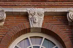 Dans la cour d'un hôtel particulier toulousain, représentation de Pallas et de la chouette qui est son attribut (XVIIIe&nbsp;siècle).