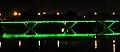 Le pont éclairé la nuit.