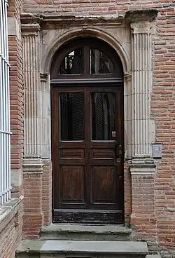 Porte dans la cour de l'hôtel de Catel.