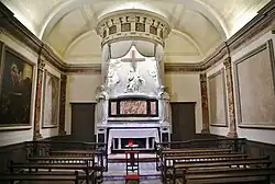 Chapelle avec la Pietà de Jean-Louis Ajon.