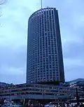 Vue de profil de l’entrée de l’hôtel.