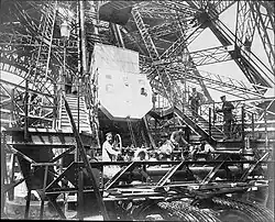 Ascenseur Roux-Combaluzier et Lepape de la tour Eiffel.