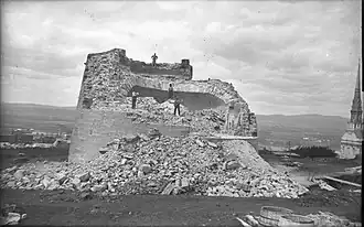 Démolition de la tour Martello no 3, en août 1904. À droite, l'église Saint-Jean-Baptiste.