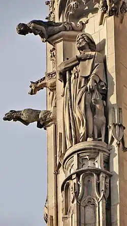 Statue de saint Roch et une Sirène sur la façade.