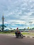 Tour de l'Échangeur et une moto