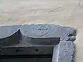 Détail des armoiries sculptées sur une fenêtre en voûte d'arêtes