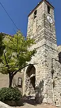 La tour de la porte-clocher.
