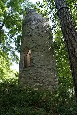 La tour en ruine.