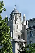 Deux tours coiffées de dômes en bulbe encadrent la façade principale, évoquant à la fois le Moyen Âge, l'Orient et le baroque.