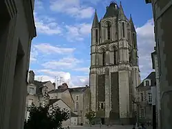  Photographie d'une Tour-clocher en schiste et tuffeau.