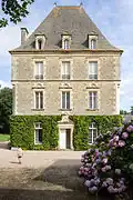 La tour sud, du XIXe&nbsp;siècle aménagée en chambres d'hôtes.