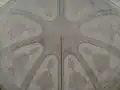 Détail d'une coupole avec ses motifs en stuc et ses lignes de couleur verte.