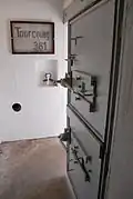 Entrée du Bunker, avec son numéro clairement visible